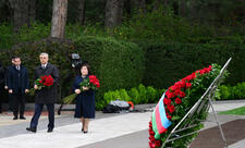 Dövlət və hökumət rəsmiləri Ulu Öndər Heydər Əliyevin xatirəsini yad ediblər