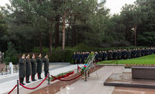DİN rəhbərliyi Heydər Əliyevin məzarını ziyarət edib - VİDEO