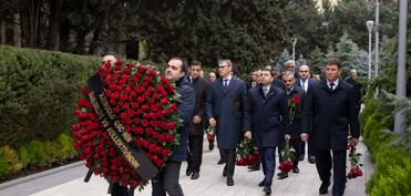 "AzerGold" QSC və törəmə şirkətlərinin kollektivi Ümummilli Lider Heydər Əliyevin məzarını ziyarət edib