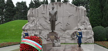 Prezident və birinci xanım Ümummilli Lider Heydər Əliyevin məzarını ziyarət ediblər