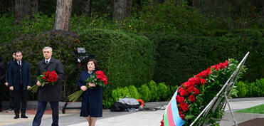 Dövlət və hökumət rəsmiləri Ulu Öndər Heydər Əliyevin xatirəsini yad ediblər