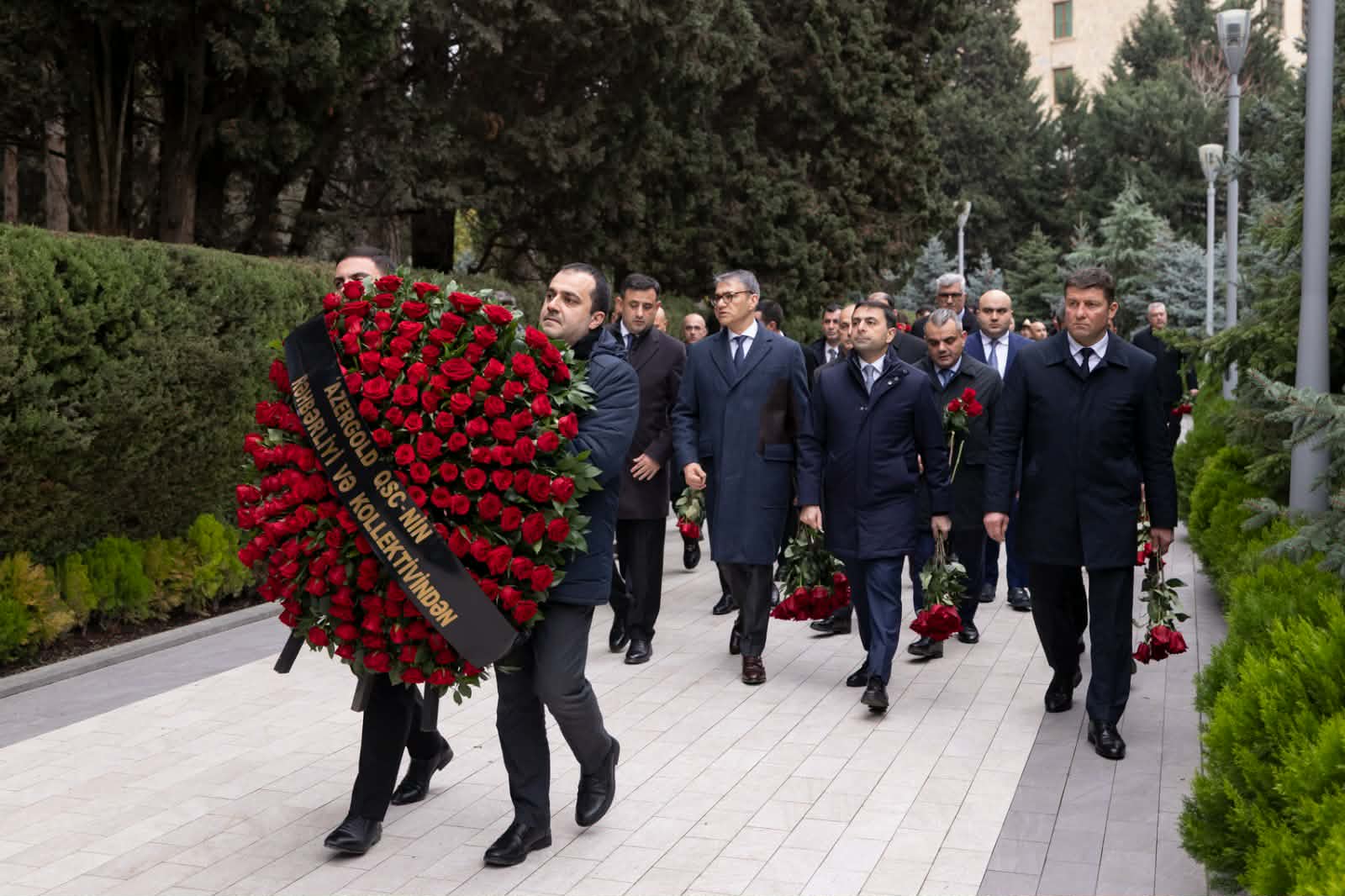 "AzerGold" QSC və törəmə şirkətlərinin kollektivi Ümummilli Lider Heydər Əliyevin məzarını ziyarət edib