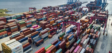 Xarici ticarət dövriyyəsinin müsbət saldosu 2 dəfədən çox azalıb