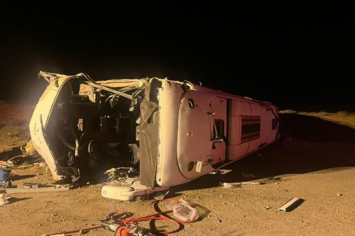 İranda avtobus minik maşını ilə toqquşaraq aşıb, 13 nəfər ölüb