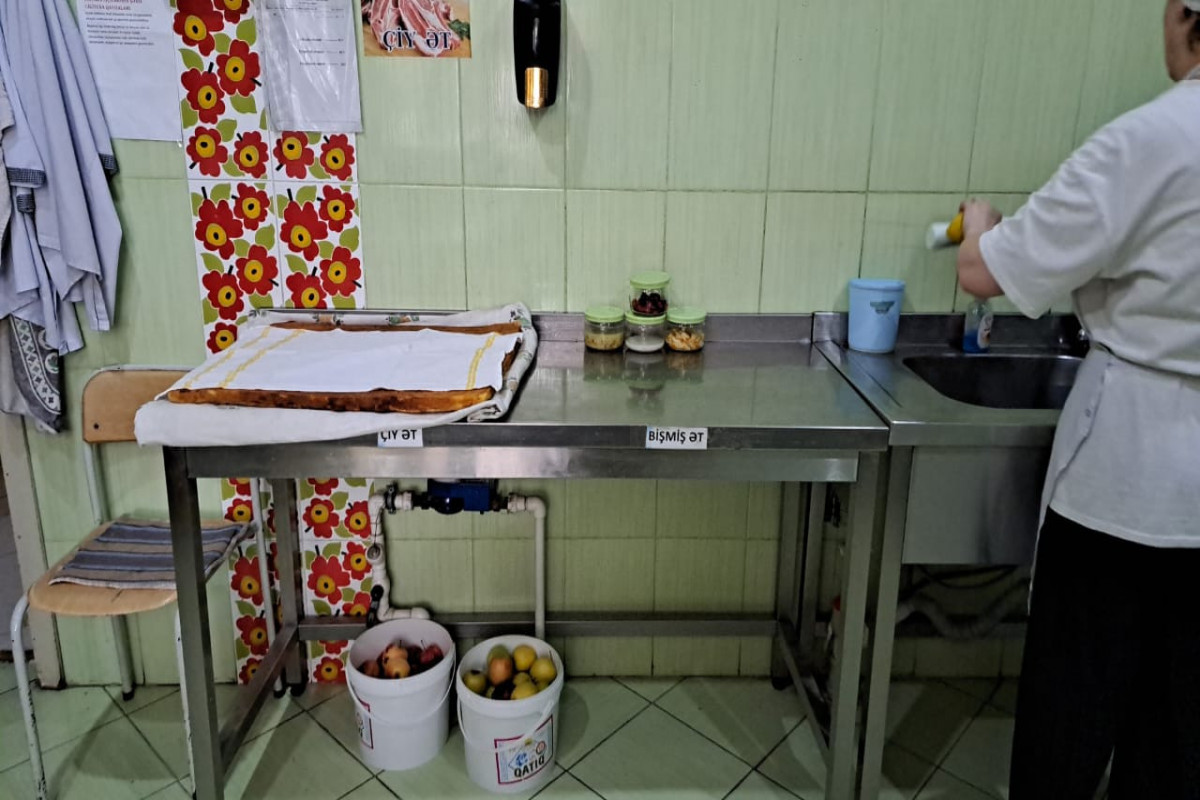 32 saylı bağçada uşaqlara iylənmiş ətdən yemək bişirildiyi ilə bağlı iddialara aydınlıq gətirilib