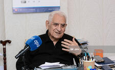 Adil Kərimli Xalq şairi Nəriman Həsənzadəni xəstəxanada ziyarət edib