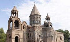 II Qareginin tərəfdarları və onun istefasını tələb edənlər Eçmiədzində eyni vaxtda mitinq keçirir