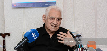 Adil Kərimli Xalq şairi Nəriman Həsənzadəni xəstəxanada ziyarət edib