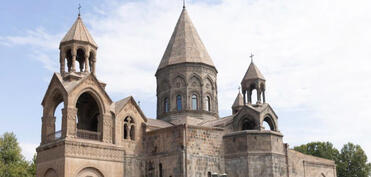 II Qareginin tərəfdarları və onun istefasını tələb edənlər Eçmiədzində eyni vaxtda mitinq keçirir