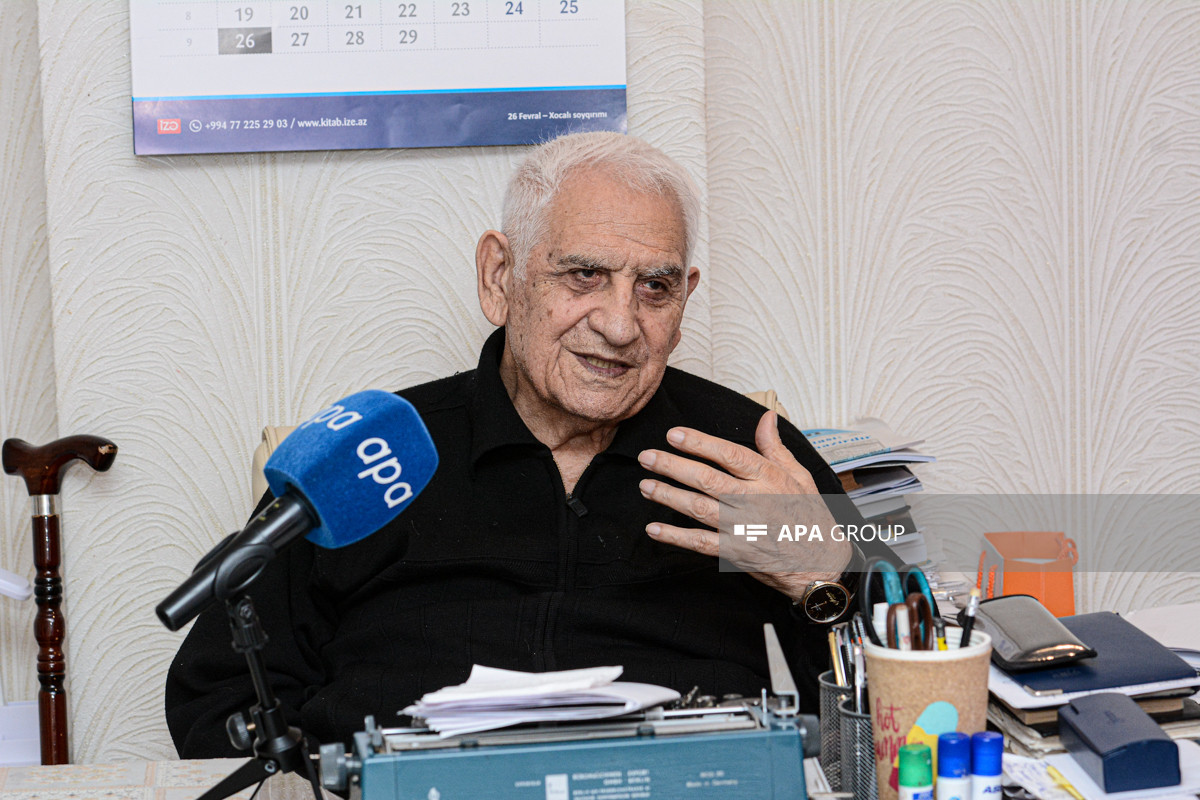 Adil Kərimli Xalq şairi Nəriman Həsənzadəni xəstəxanada ziyarət edib