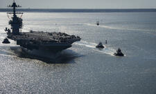 ABŞ Sakit Okeanda iki gəmiyə zərbələr endirib