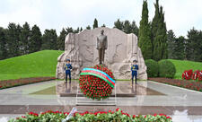 Cevdet Yılmaz Ümummilli Liderin məzarını ziyarət edib