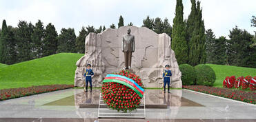 Cevdet Yılmaz Ümummilli Liderin məzarını ziyarət edib