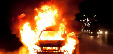 Moskvada avtomobil partlayıb, sürücü ağır yaralanıb