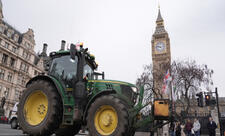 Britaniya hökuməti etirazlardan sonra fermerlər üçün vergi qaydalarını yumşaldıb