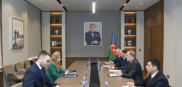 Yunanıstanın yeni səfiri etimadnaməsinin surətini Ceyhun Bayramova təqdim edib