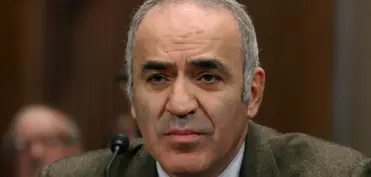 Qarri Kasparov barəsində qiyabi həbs qərarı verilib