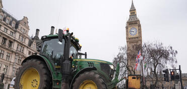 Britaniya hökuməti etirazlardan sonra fermerlər üçün vergi qaydalarını yumşaldıb