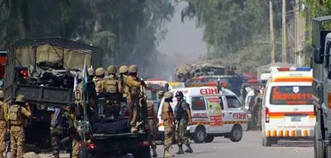 Pakistanda polis maşınına bomba hücumu: 5 polis ölüb