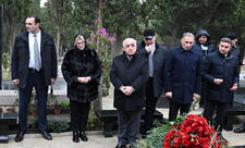 Baş nazir təyyarə qəzasında həlak olan ekipaj üzvlərinin məzarlarını ziyarət edib