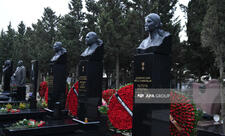 AZAL təyyarəsinin qəzaya uğramasının ildönümündə İkinci Fəxri xiyabanda məzarlar ziyarət edilib - FOTO