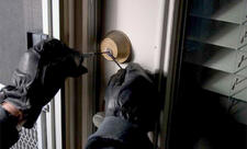 Şirniyyat mağazası və ticarət mərkəzindən oğurluq edilib