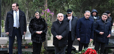 Baş nazir təyyarə qəzasında həlak olan ekipaj üzvlərinin məzarlarını ziyarət edib
