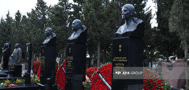 AZAL təyyarəsinin qəzaya uğramasının ildönümündə İkinci Fəxri xiyabanda məzarlar ziyarət edilib - FOTO