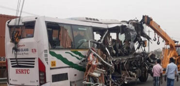 Hindistanda avtobusla yük maşını toqquşub, 9 nəfər ölüb