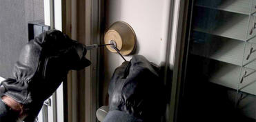 Şirniyyat mağazası və ticarət mərkəzindən oğurluq edilib