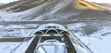 Çində dünyanın ən böyük, 22 km uzunluğundakı yol tuneli açılıb