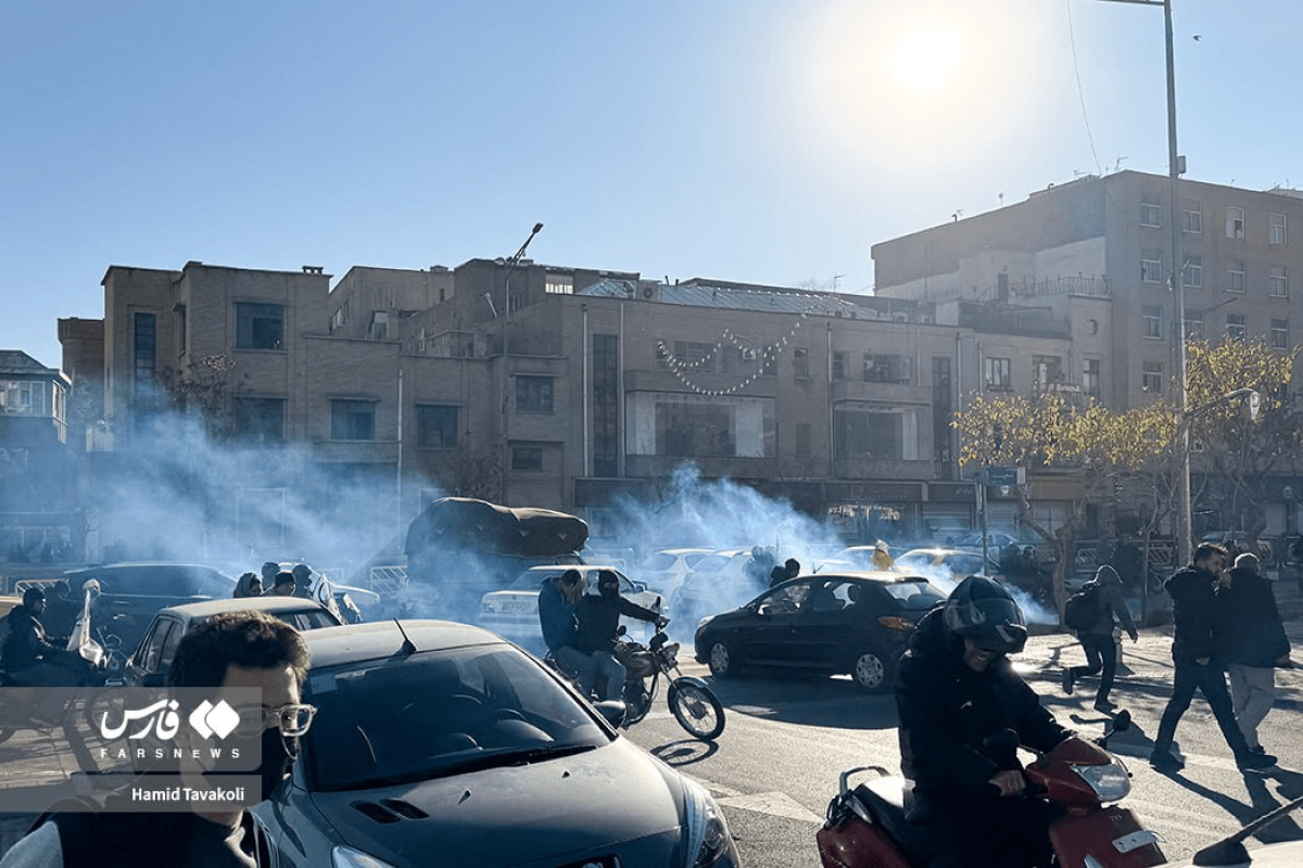 İranda rialın kəskin ucuzlaşmasına görə etiraz aksiyaları başlayıb, Mərkəzi Bank təcili iclas keçirir