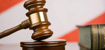 300 minlik dələduzluqda ittiham edilən ehtiyatda olan mayorun məhkəməsi başlayıb