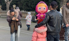 Bakı Yeni ilin ilk günündə: bayram ovqatı və şəhər gəzintisi