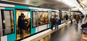 Parisdə qatarda bıçaqlanma: iki nəfər yaralanıb