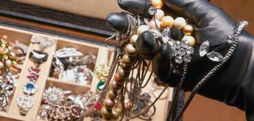 Masallıda evdən 33 min manatlıq qızıl, 2 min dollar, 10 min manat oğurlanıb