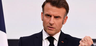 Makron: Minlərlə fransız əsgəri Ukraynaya göndərilə bilər