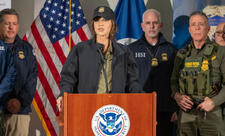 ABŞ-da ICE zabitinin üstünə avtomobil sürən qadın öldürülüb