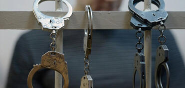 Ticarət mərkəzindən oğurluq edən şəxslər saxlanılıb