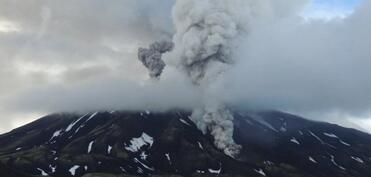 İndoneziyada Semeru vulkanı püskürərək 5,7 km hündürlüyə kül saçıb