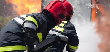 Binəqədi rayonunda binada yanğın başlayıb