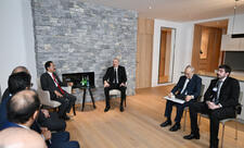 Prezident İlham Əliyev Davosda “DP World” şirkətlər qrupunun sədri və icraçı direktoru ilə görüşüb