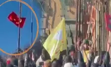 Türkiyənin Mardin vilayətində bir qrup şəxs sərhəddəki Türkiyə bayrağını endirib, araşdırma başlayıb
