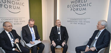 Prezident İlham Əliyev Davosda “J.P. Morgan” şirkətinin sədri və baş icraçı direktoru ilə görüşüb