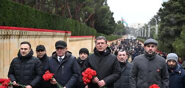 Medianın İnkişafı Agentliyinin nümayəndələri 20 Yanvar - Ümumxalq Hüzn Günü ilə əlaqədar Şəhidlər xiyabanını ziyarət ediblər