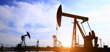 Qlobal əmtəə bazarlarında neft ucuzlaşıb