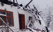 Lerikdə güclü qar evin dam örtüyünü uçurub - FOTO - YENİLƏNİB