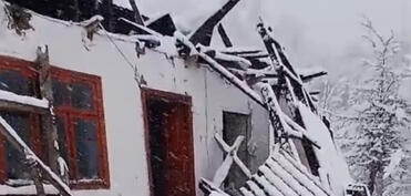 Lerikdə güclü qar evin dam örtüyünü uçurub - FOTO - YENİLƏNİB