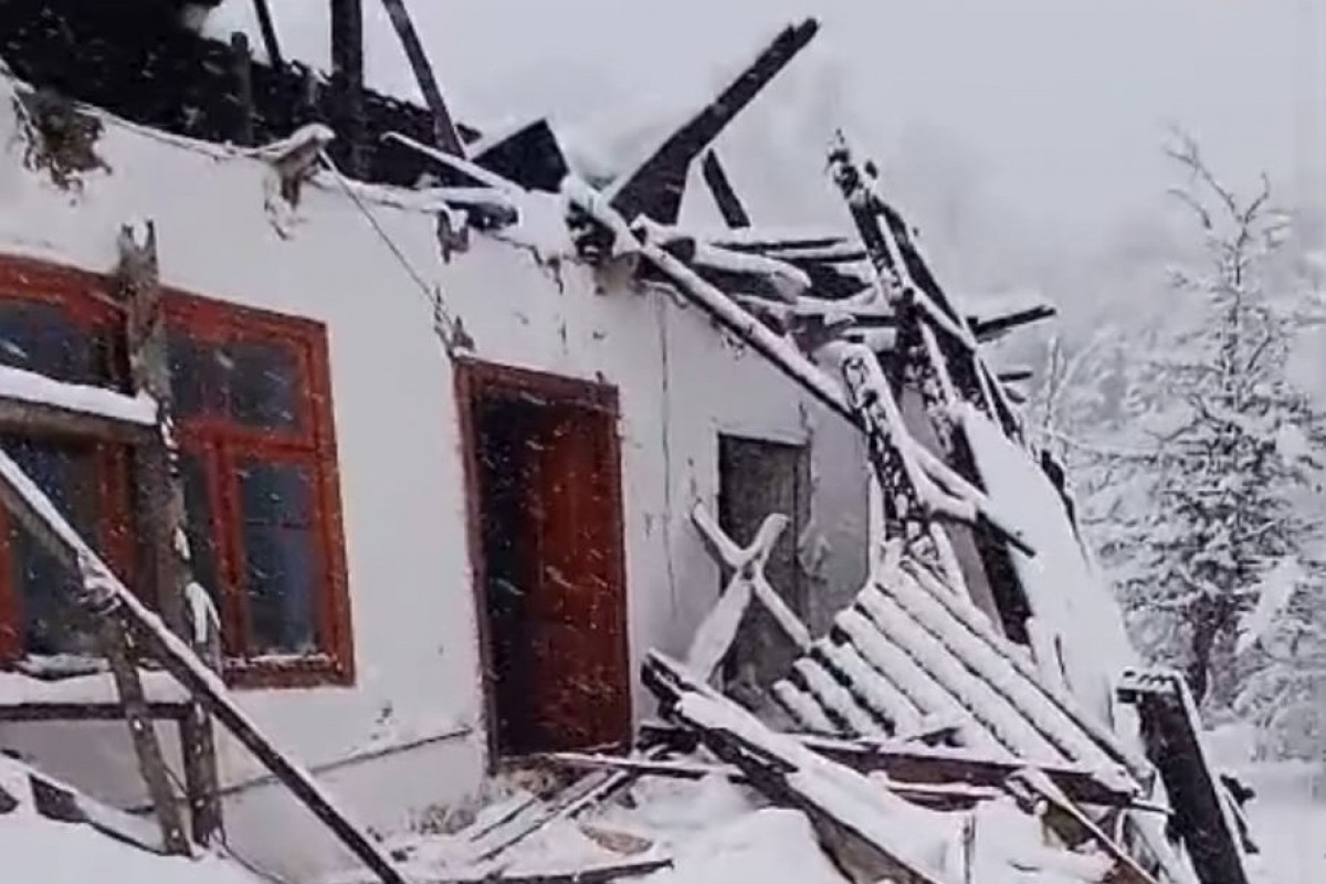 Lerikdə güclü qar evin dam örtüyünü uçurub - FOTO - YENİLƏNİB