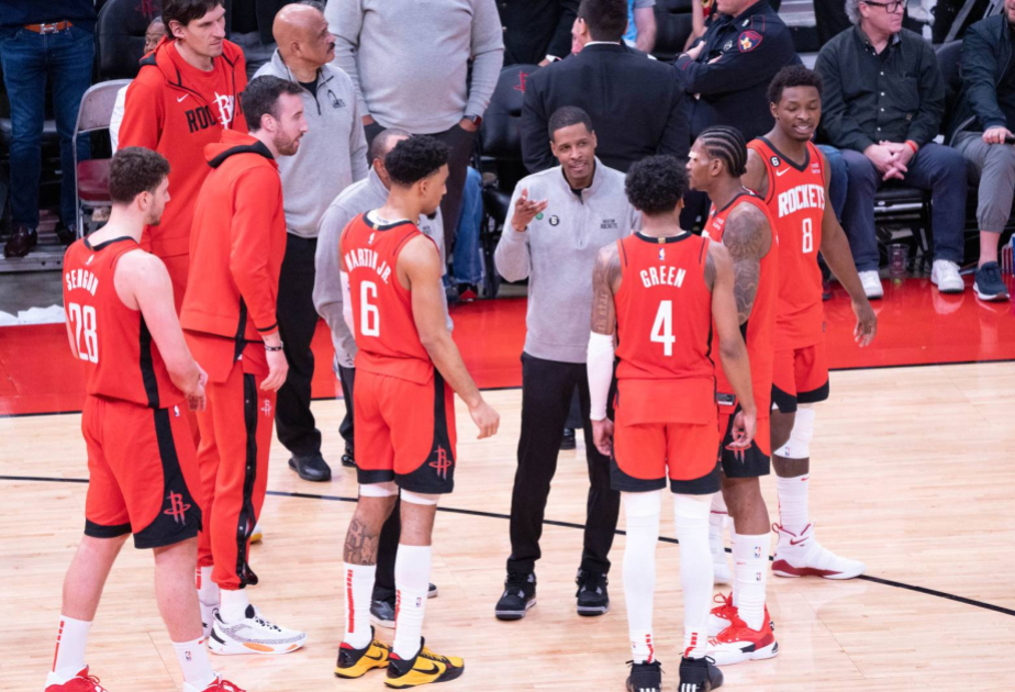 NBA: Türkiyəli basketbolçunun komandası səfərdə uduzub